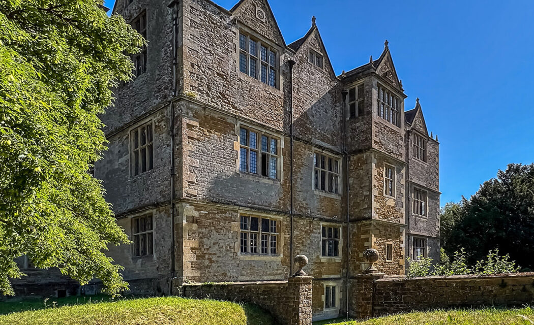 What are the characteristics of a Jacobean style home?