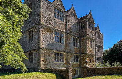 What are the characteristics of a Jacobean style home?