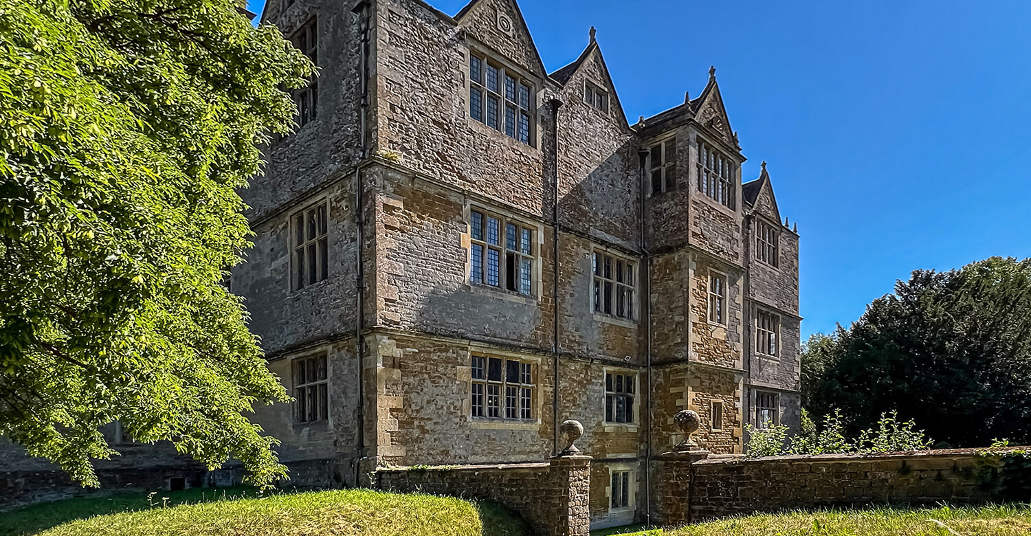What are the characteristics of a Jacobean style home?